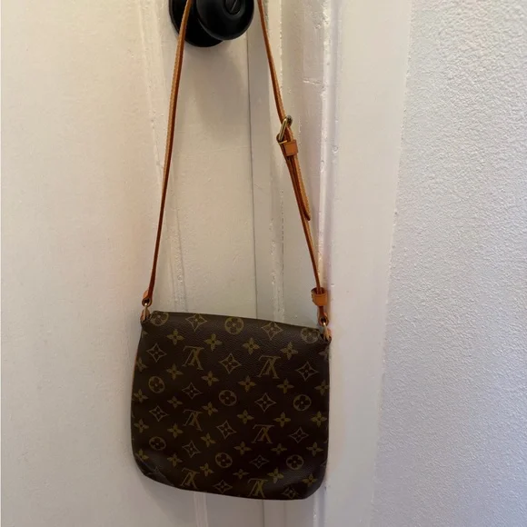 SOLD- Louis Vuitton Monogram Musette Salsa w/COA - Picture 6 of 13